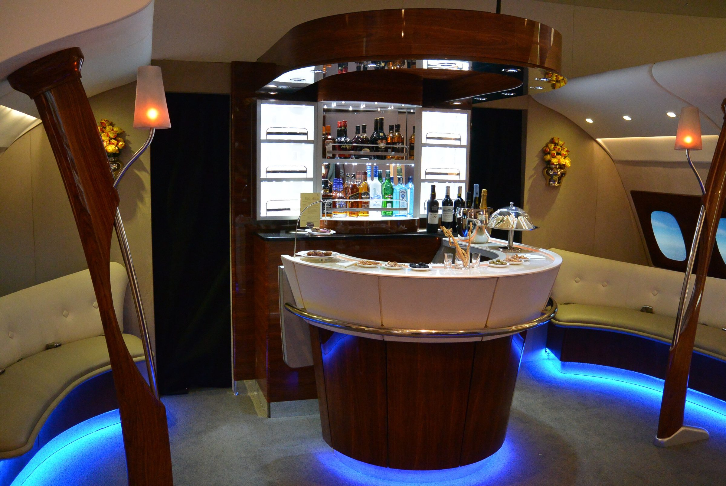 エミレーツ航空A380の機内バーラウンジ（展示モデル）