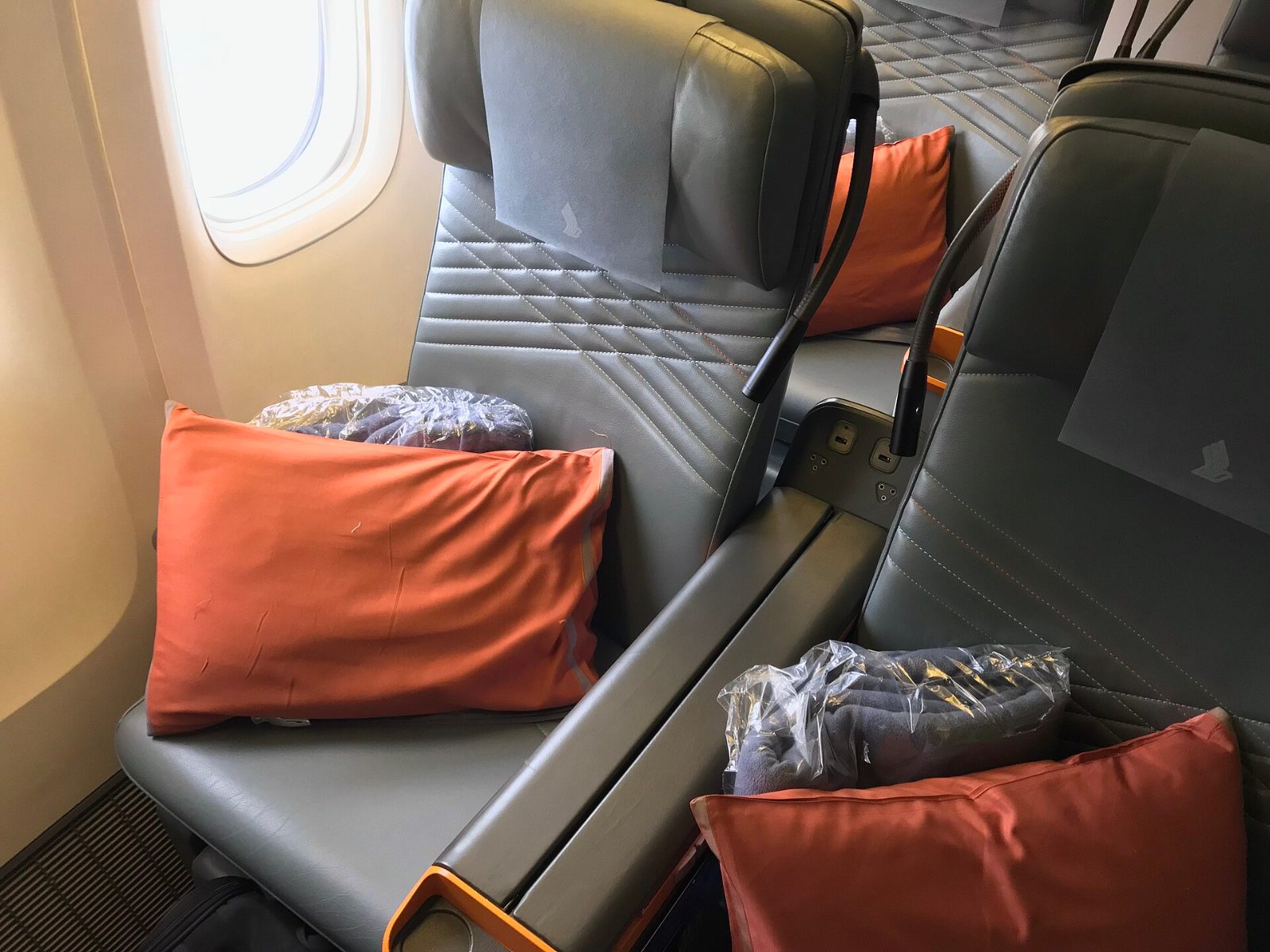 シンガポール航空 777-300ER プレミアムエコノミー（1）