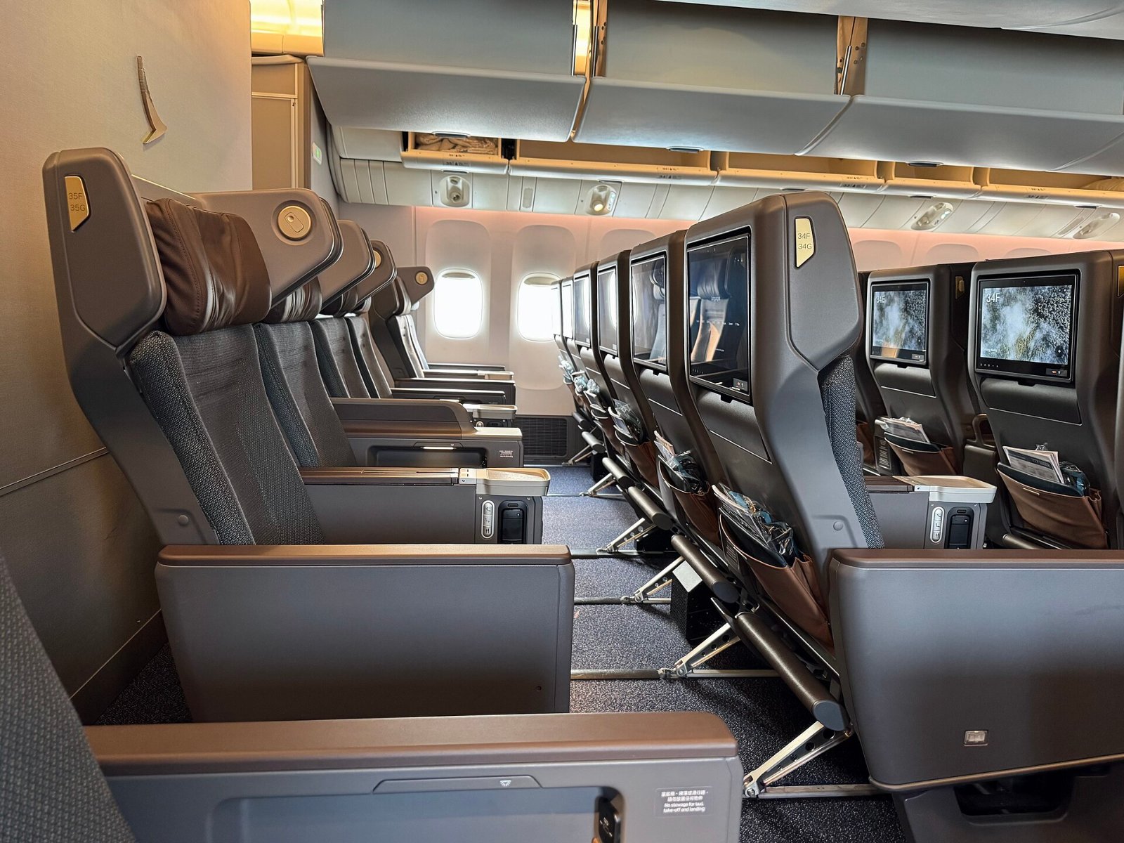 キャセイパシフィック航空 777-300ER プレミアムエコノミー